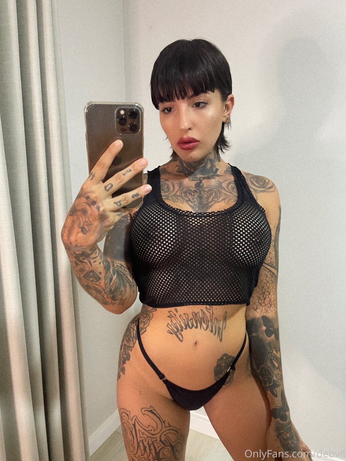 Tattooed brunette Debby #YL9InZoE